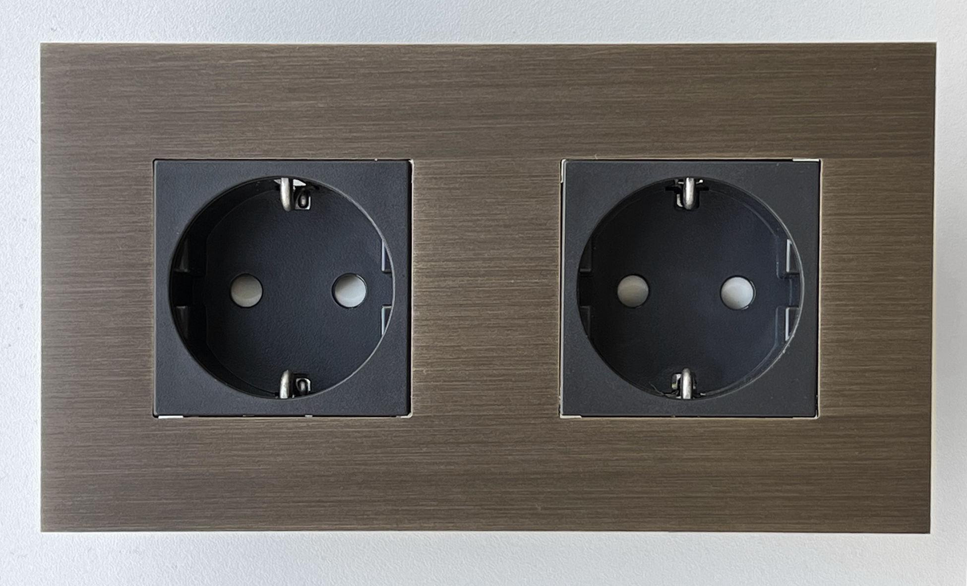 Muster  -   CJC Musterbox Steckdose Antique Bronze - Leihgabe zur Ansicht